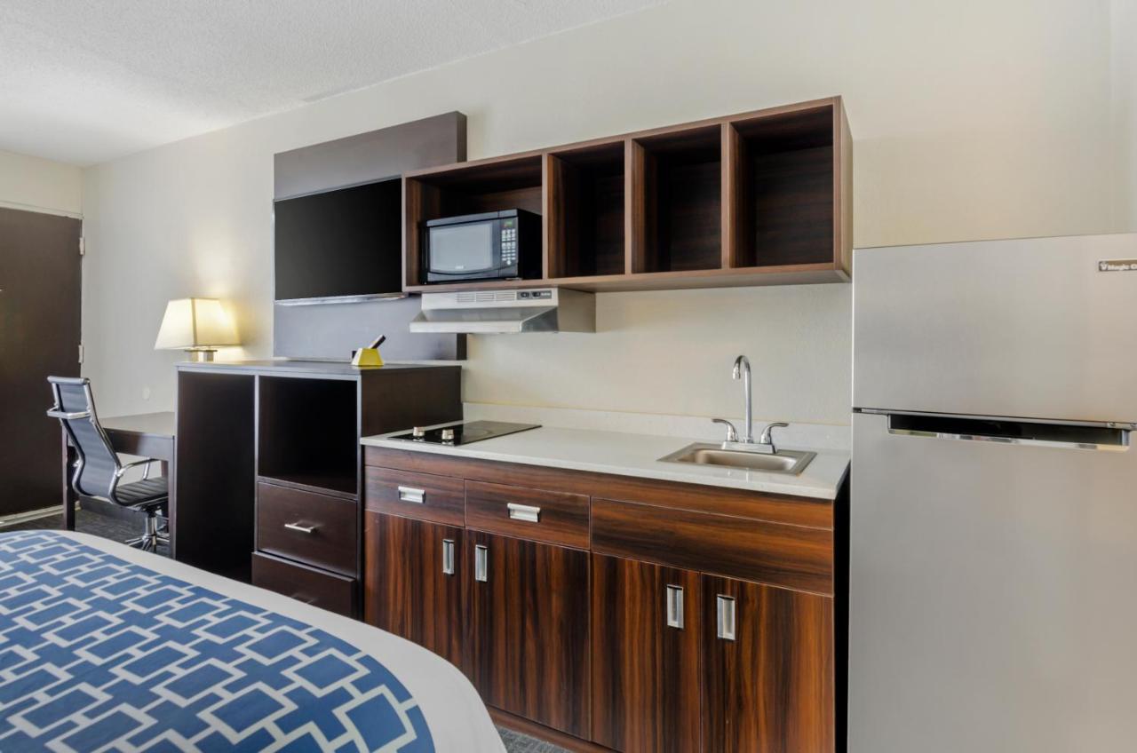 Suburban Studios Verona - Staunton North ภายนอก รูปภาพ