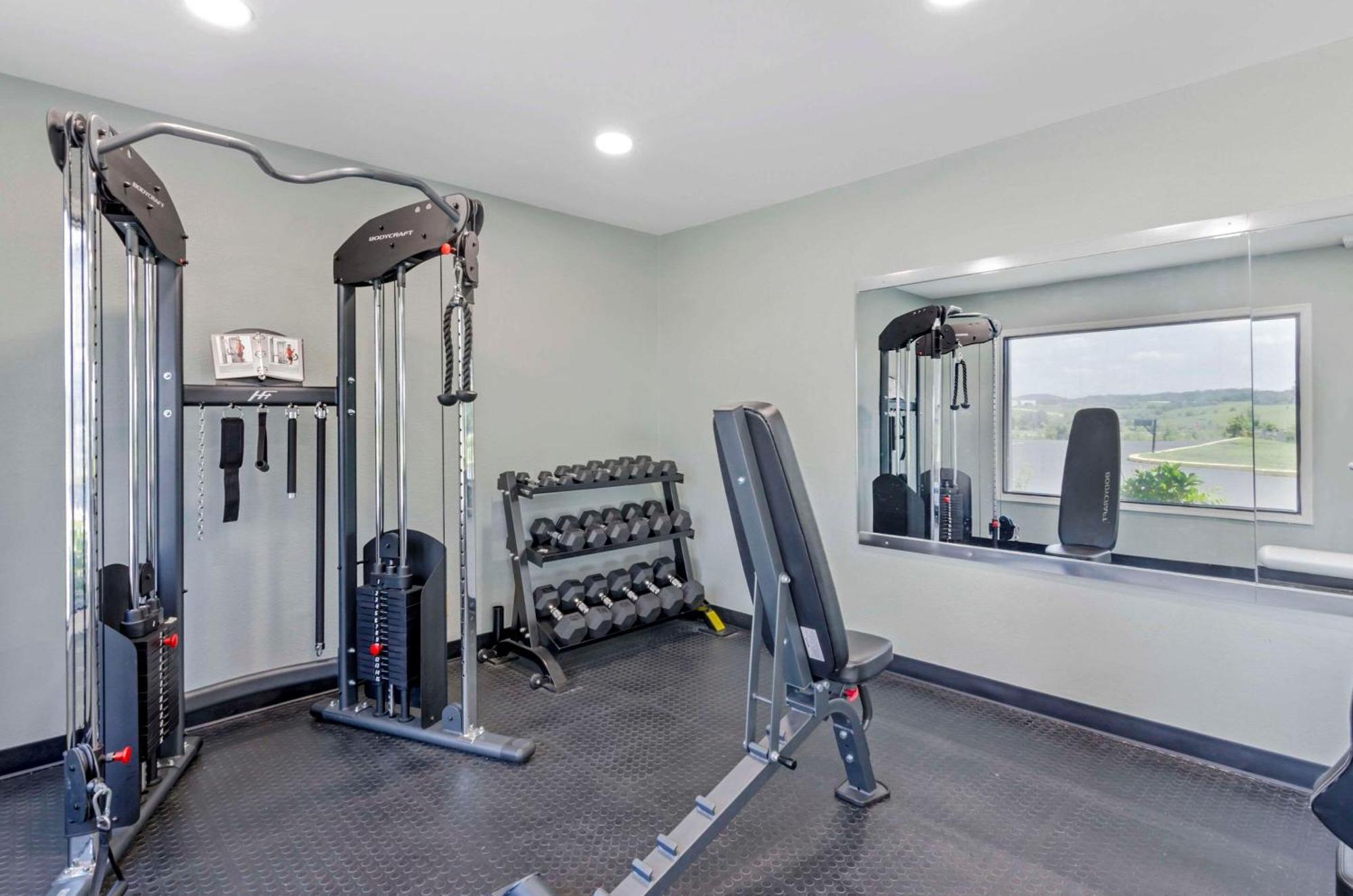 Suburban Studios Verona - Staunton North ภายนอก รูปภาพ