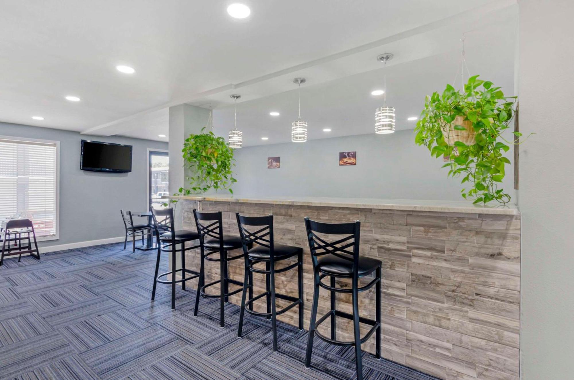Suburban Studios Verona - Staunton North ภายนอก รูปภาพ